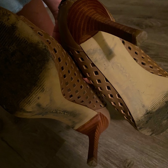 TAHARI Tan Heeled Sandals - size 6.5 - Picture 5 of 5